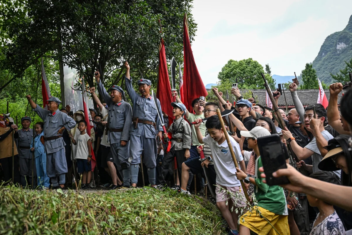 Immersive "Red Tourism" Battle Reenactment at Loushan Pass Draws Thousands, Ignites Patriotic Fervor