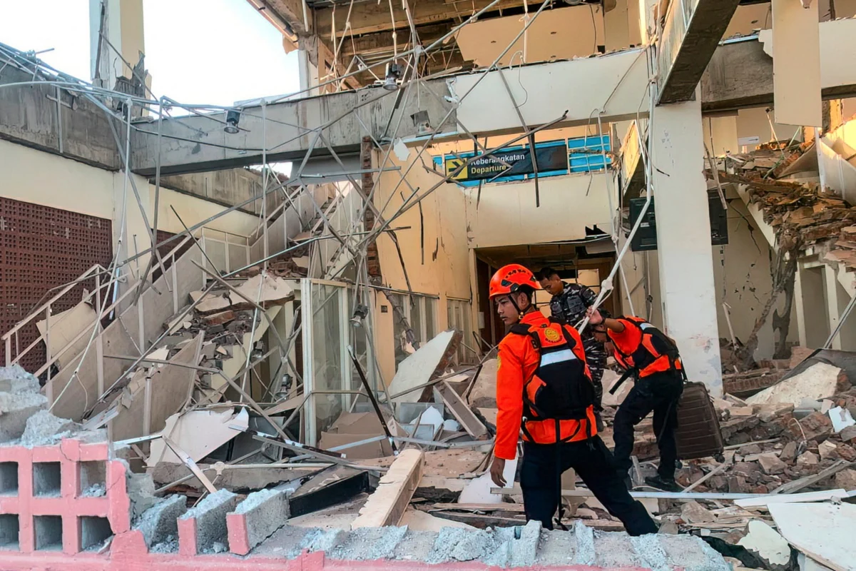 Powerful 7.7-Magnitude Earthquake Strikes Off Flores Island, Indonesia, Killing at Least 20 and Triggering Mass Evacuations