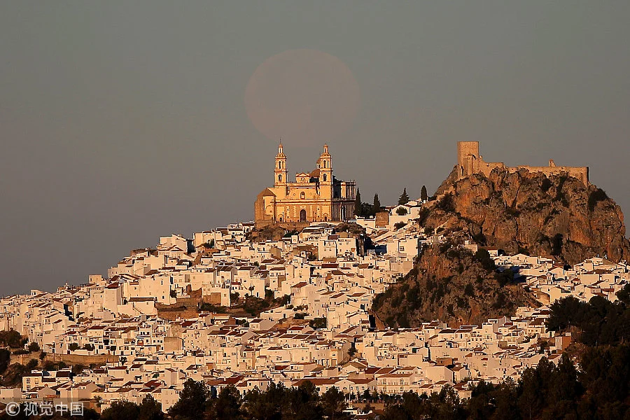 Supermoon Illuminates Southern Spain: A Spectacle of Celestial Alignment