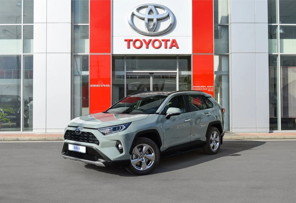Toyota Shareholders Re-elect Akio Toyoda as Chairman, Back New CEO Kenta Kon Amid Ongoing Debate on Electrification Strategy